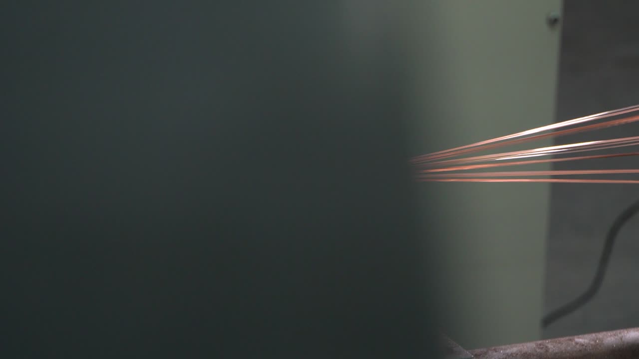 медный ядро скручено в одно. производство медного провода, медный кабель скручен с катушки