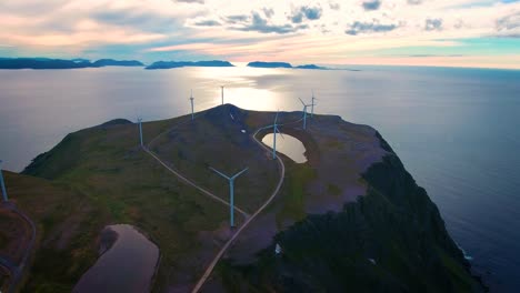 Molinos-De-Viento-Para-La-Producción-De-Energía-Eléctrica-Parque-De-Molinos-De-Viento-Havoygavelen-Noruega