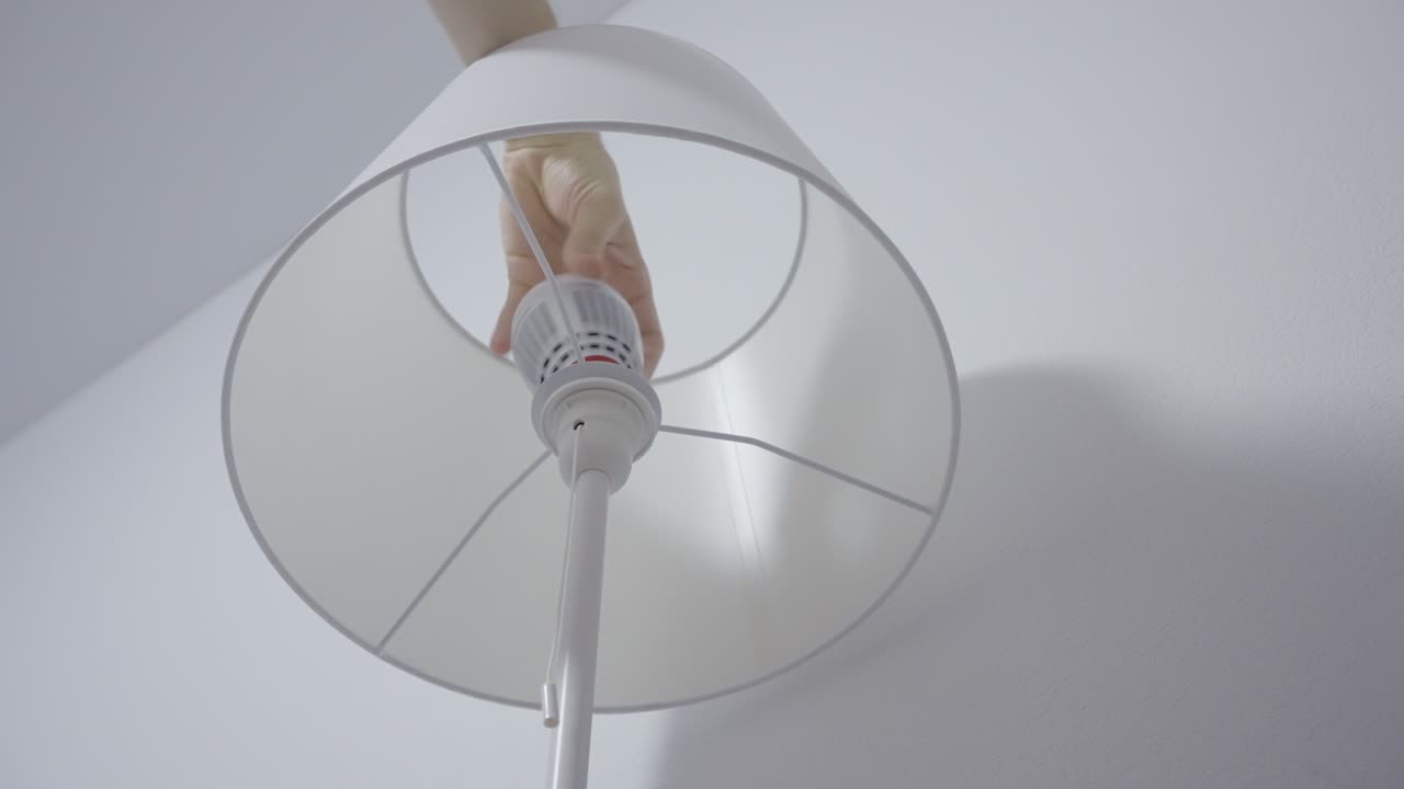 램프 전구를 교체하는 것