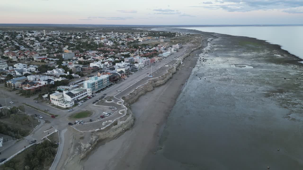 ciudad de las grutas argentina drone aéreo sobre la costa de la playa patagónica en destino turístico, provincia de río negro