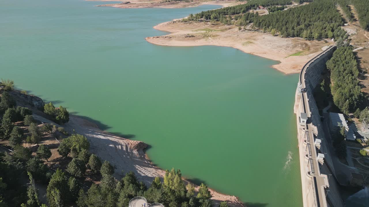 vista aérea de una presa hidroeléctrica con bajo nivel de agua en verano