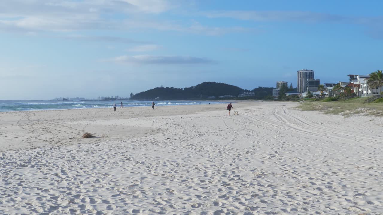 Pocas personas caminando en Palm Beach durante la pandemia de coronavirus - Gold Coast, Queensland, Australia.