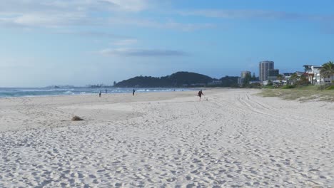 pocas personas caminando en palm beach durante la pandemia del coronavirus - gold coast, queensland, australia