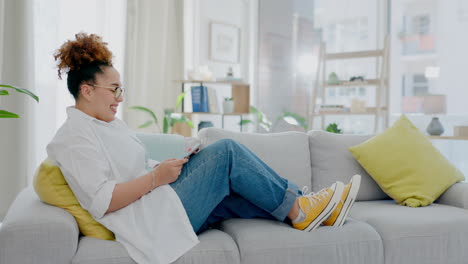 Tablet,-Entspannen-Und-Eine-Frau-Auf-Einem-Sofa-Im-Wohnzimmer