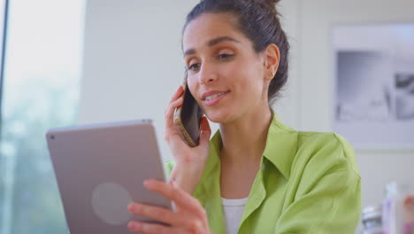 Mujer-Con-Tableta-Digital-Ejecutando-Negocios-En-Línea-Haciendo-Velas-En-Casa-Hablando-Por-Teléfono-Móvil