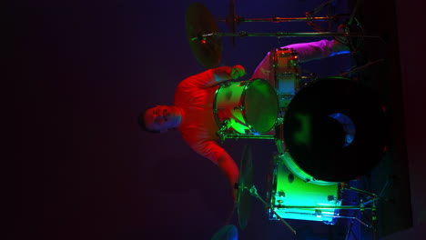 el baterista golpeando