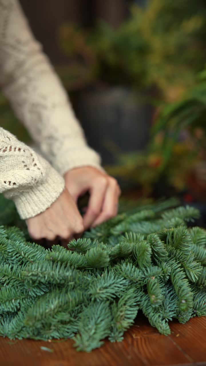 mujer haciendo una corona de Navidad