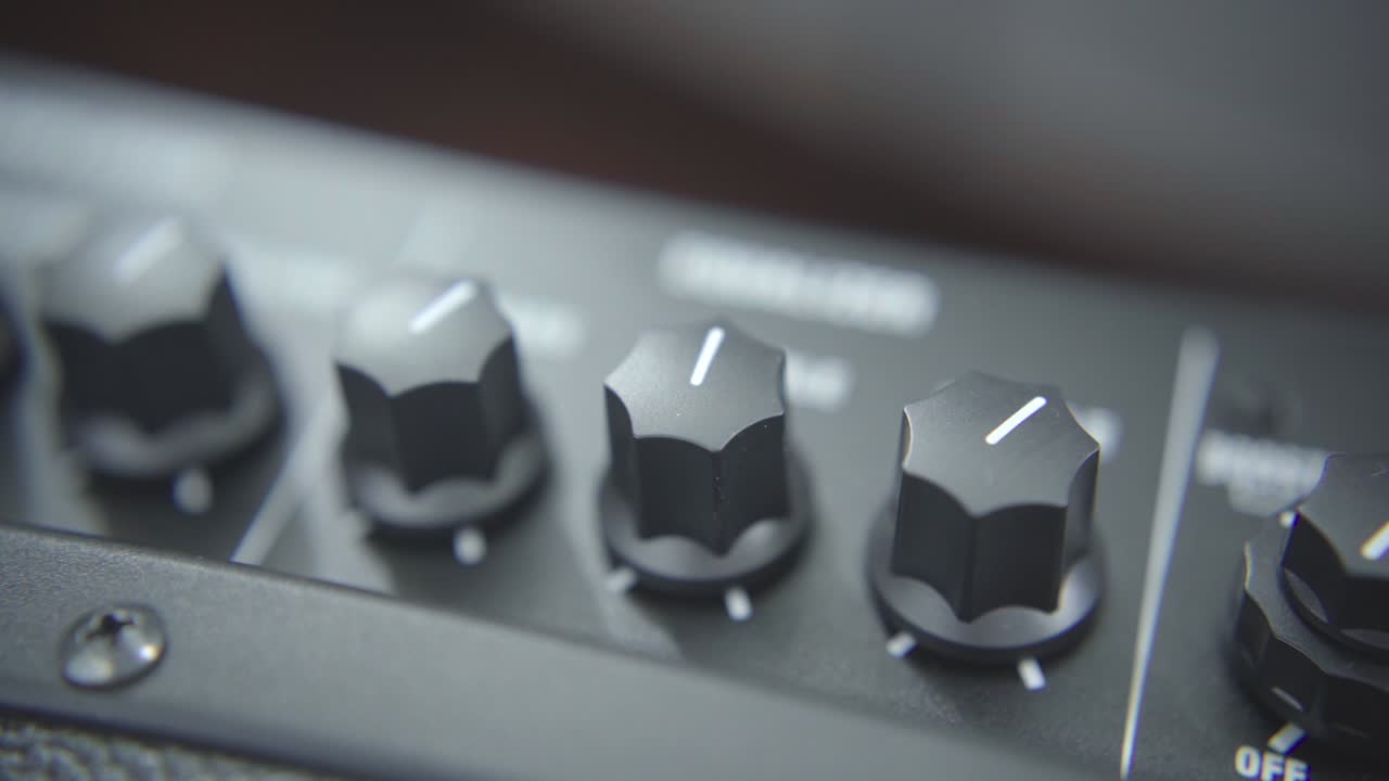 기타 증폭기의 이라이저 손잡이 조정