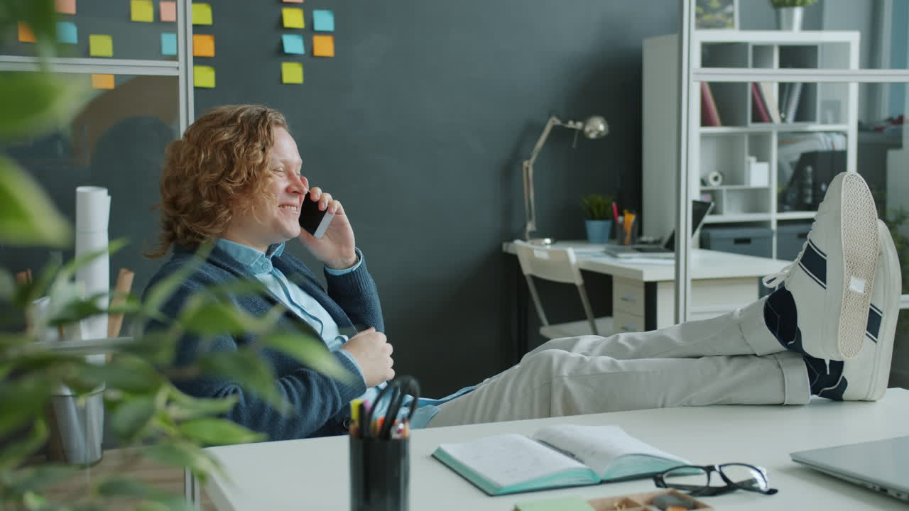 Mand slapper af ved sit skrivebord