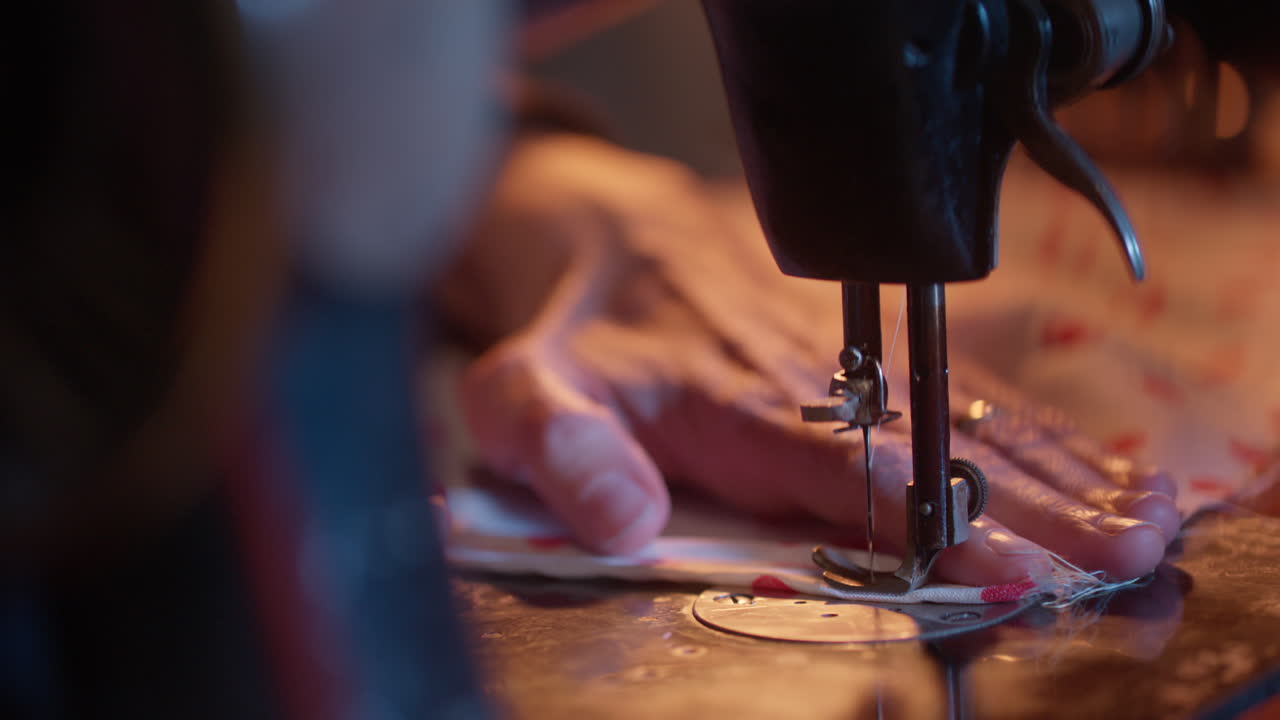 Primo Piano di Mani Che Azionano una Macchina da Cucire Vintage per Cucire Tessuto