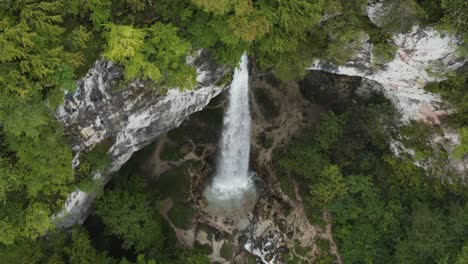 revelación de la cascada wildenstein en los alpes austriacos del sur desde lo alto, toma de órbita aérea a la derecha