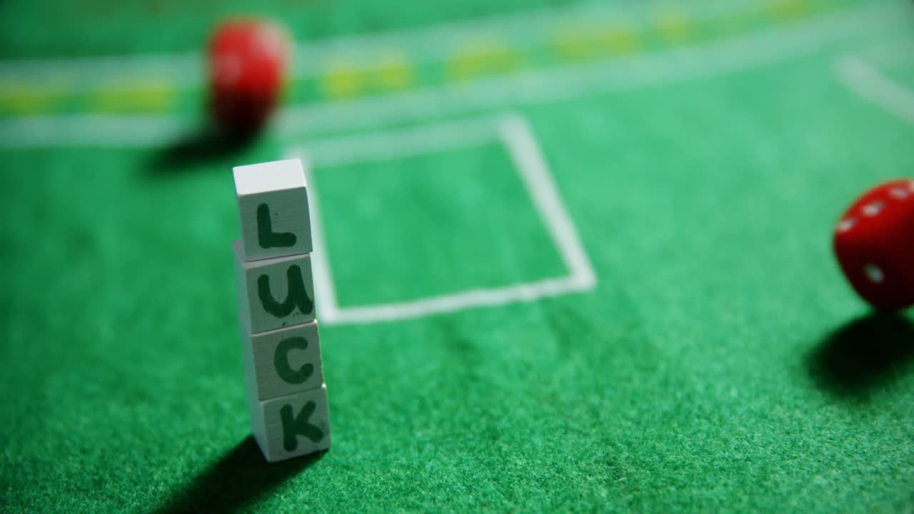 los dados caen en la ruleta en el casino 4k.