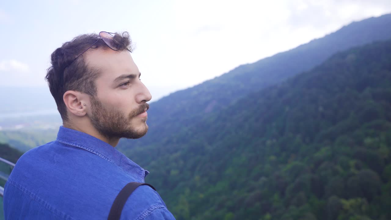 caminando por el valle.