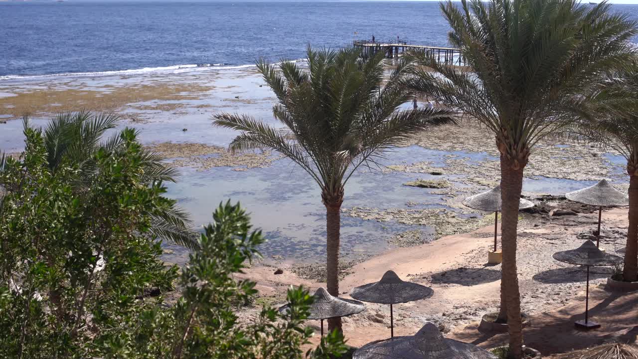 Cais dilapidado no Mar Vermelho. Ilha de Tiran ao fundo