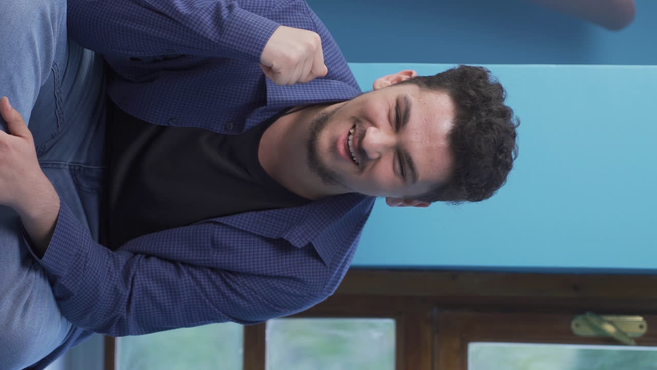 혼자 얘기하는 미치광이의 수직 비디오입니다.