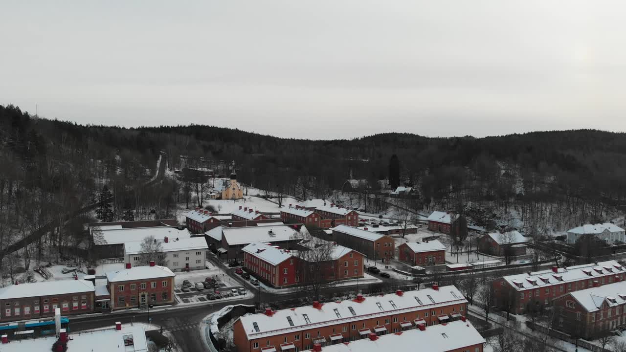 산을 배경으로 존스터드에 있는 아파트 블록의 드론 샷