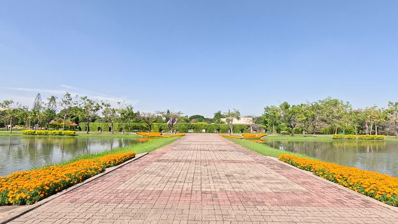 Caminho rodeado por natureza e água em Bangkok