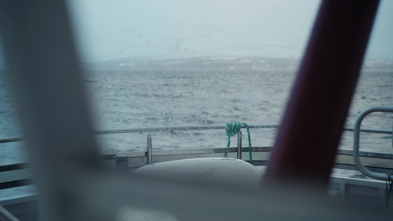 Seefahrtschiff, stürmisches kaltes Wetter, nautische Bewegung, nordische Kälte.