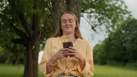 Mujer,-Teléfono-Móvil,-Mensajes-De-Texto-Con-Emociones,-Sonrisa