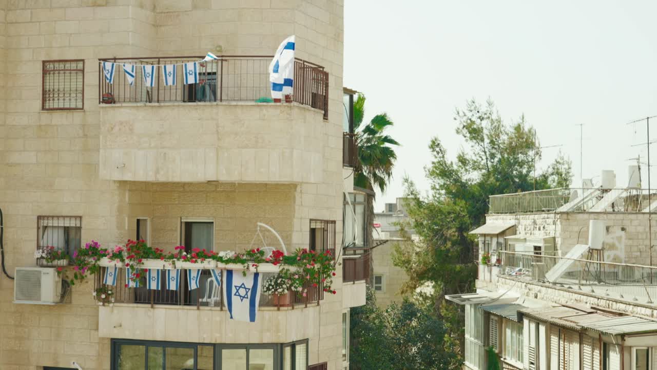 bandera israelí en edificio de apartamentos en jerusalén día de la independencia del orgullo hebreo