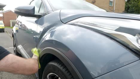 Buffing-car-sealant-with-yellow-cloth