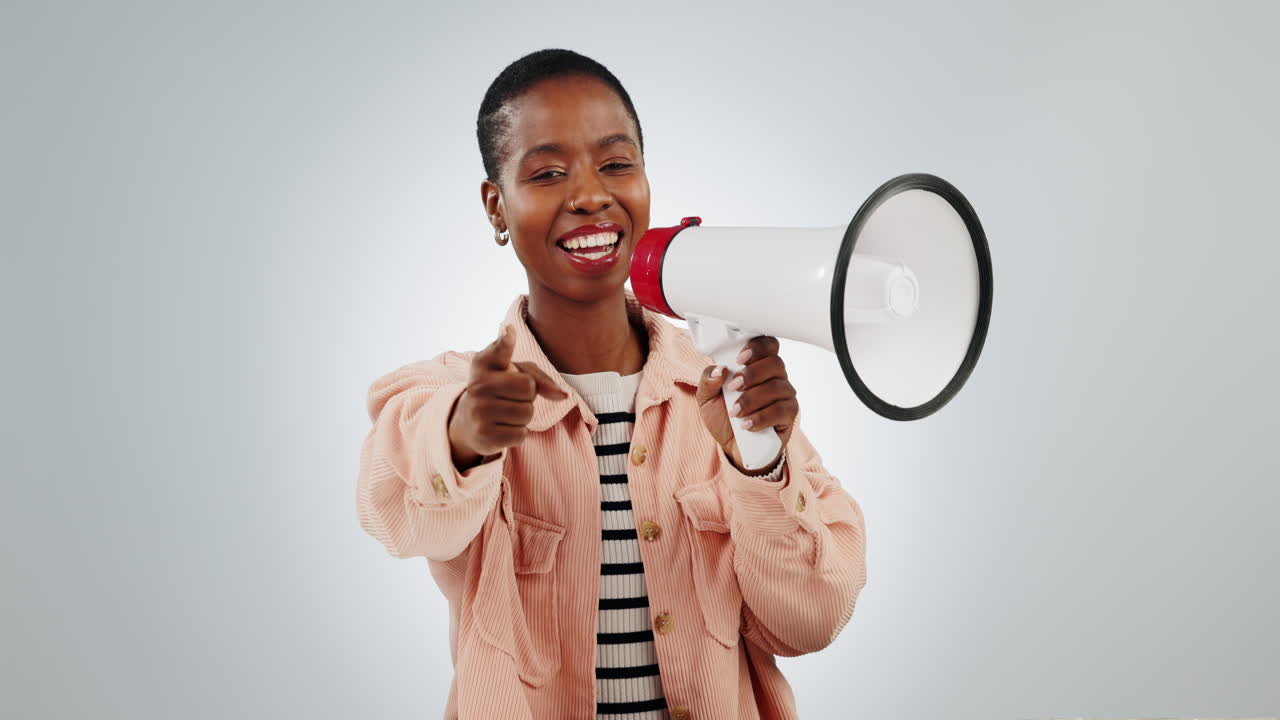 Mujer negra, megáfono y voz