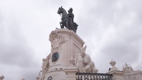 acercándose a la vista de ángulo bajo del monumento al rey jose i en la plaza de comercio de lisboa, portugal