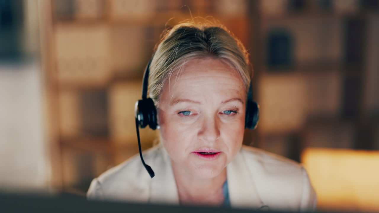 contáctenos, crm o mujer en el centro de llamadas ayudando