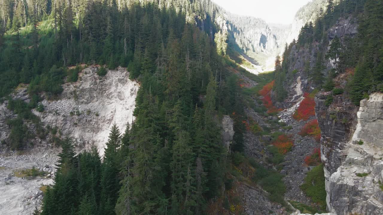 escena aérea volando por el cañón de la caja cerca de la autopista coquihalla en columbia británica, canadá