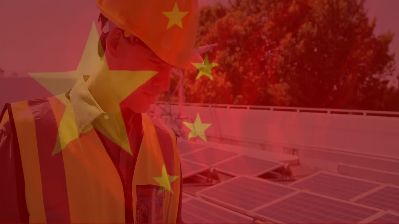 trabajador de la construcción en equipo de seguridad sobre animación de bandera china con paneles solares de fondo