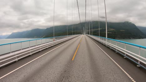 Autofahren-Auf-Einer-Straße-In-Norwegen.-Fahrzeugperspektive-Beim-Überqueren-Der-Brücke.