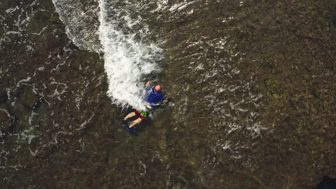 Uomo che fa snorkeling nelle acque poco profonde della barriera corallina, esplorando sott'acqua durante una vacanza a Panama.