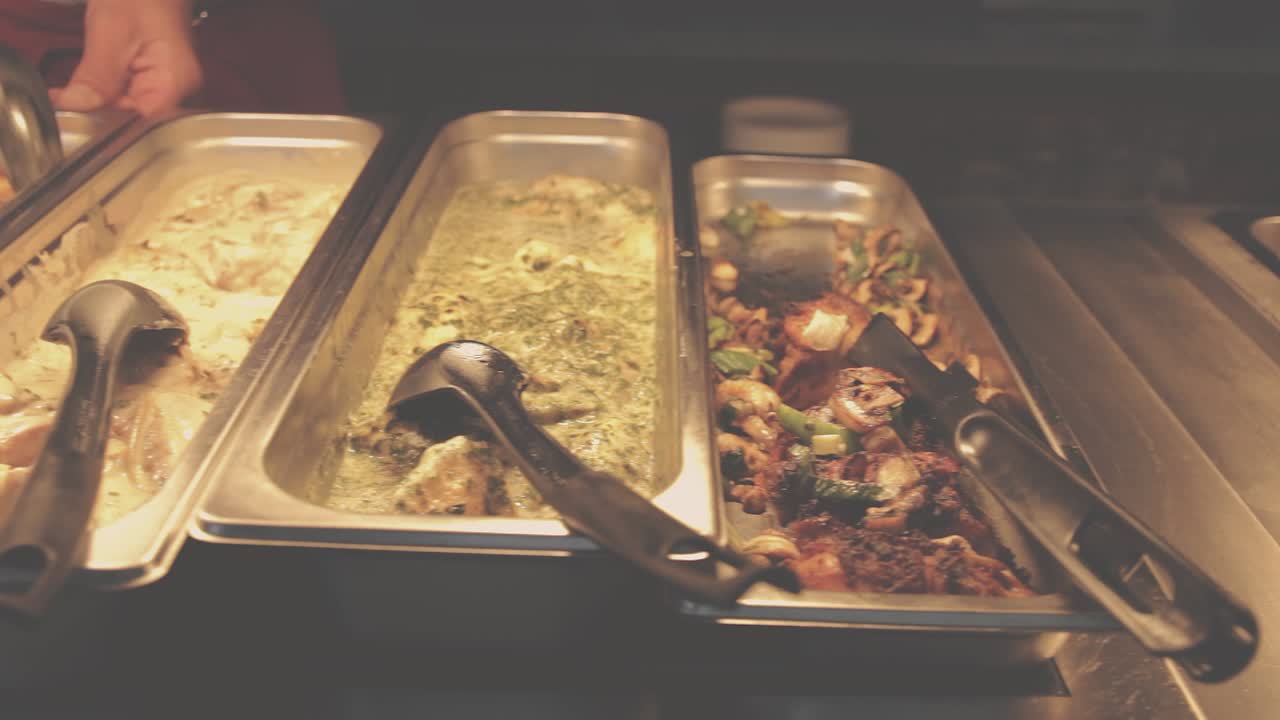 Warm food mixex up bu cook in restaurant