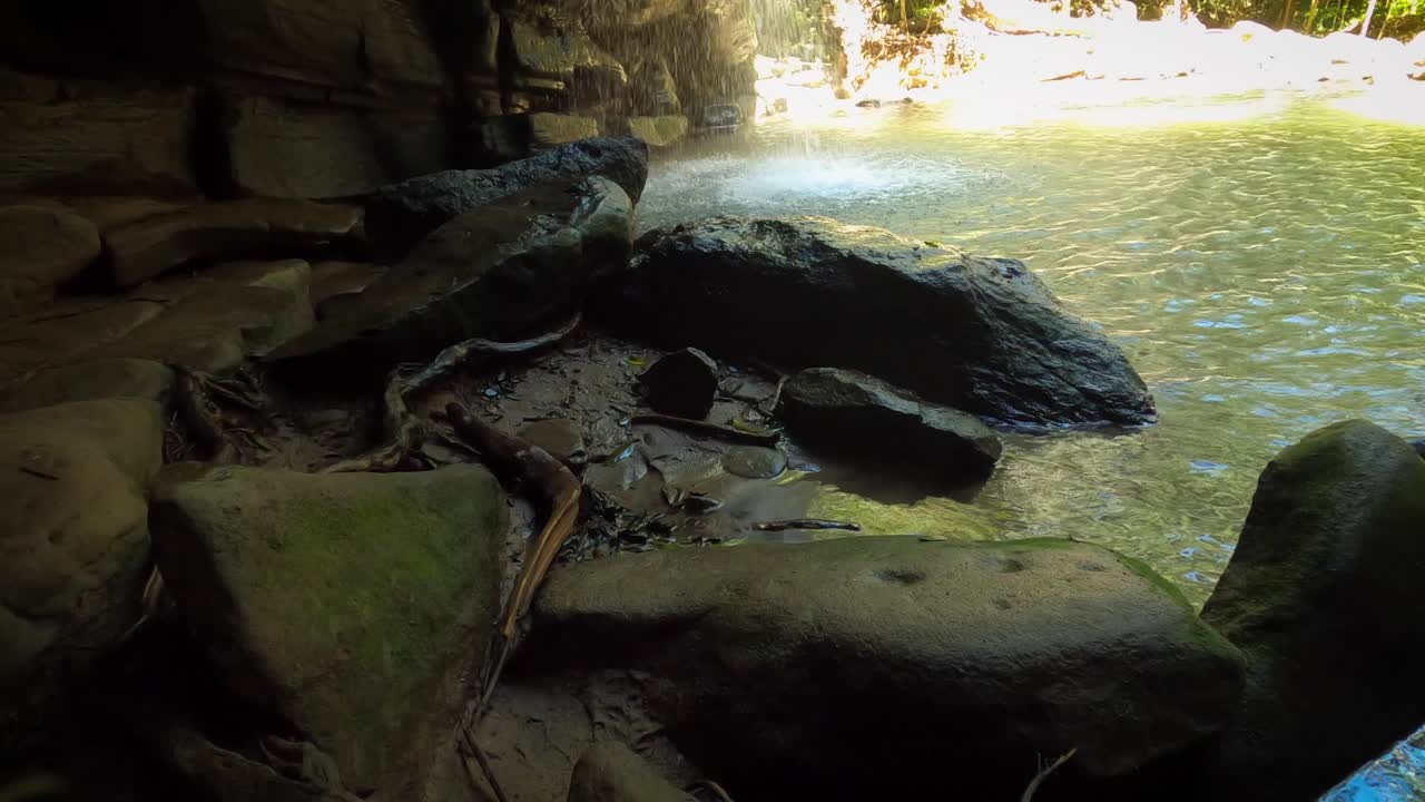 부더림 폭포 선샤인 코스트의 폭포 뒤에 있는 바위 동굴 내부의 pov