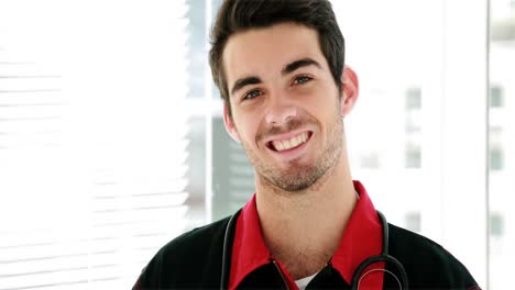 retrato de un paramédico sonriente