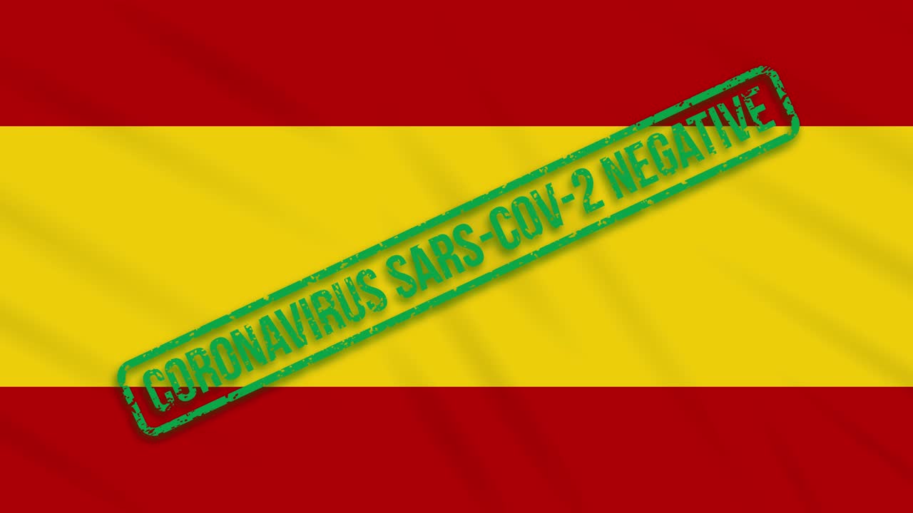 españa balanceando la bandera con el sello verde de la libertad del coronavirus, bucle