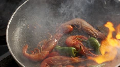 cocinar camarones en sartén con llama