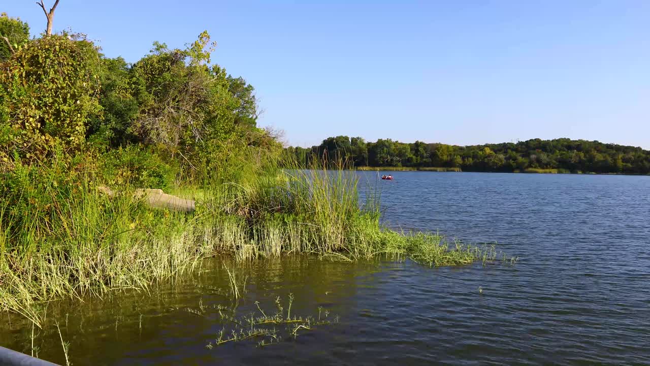 personas en kayak a distancia en el lago cedar en el parque estatal de cleburne en texas