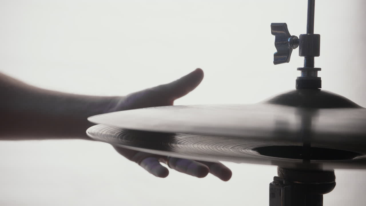 el baterista de jazz toca un sombrero silenciado en cámara lenta