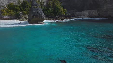 Two-black-manta-rays-swimming-in-shallows-at-tropical-Diamond-Beach-on-Nusa-Penida,-aerial