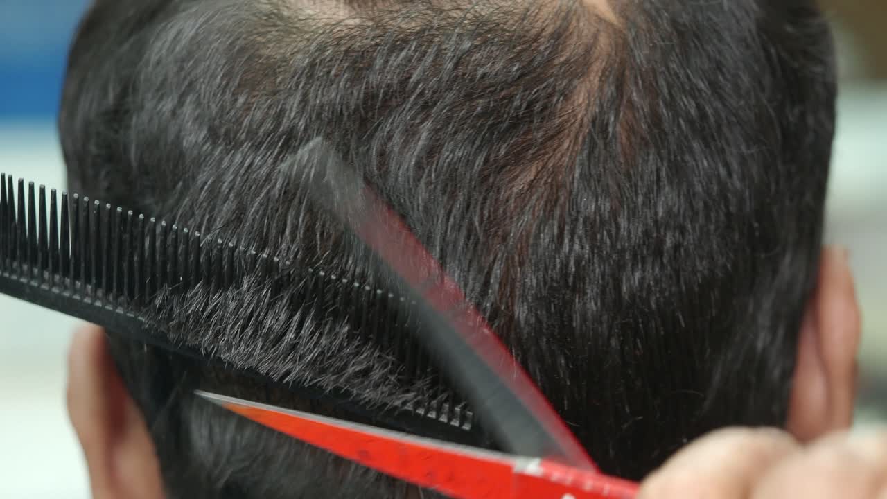Uomo che ottiene un taglio di capelli in un barbiere