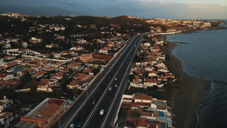 vista aérea de la costa del paisaje durante la puesta de sol moviéndose lentamente hacia atrás e inclinándose hacia el horizonte