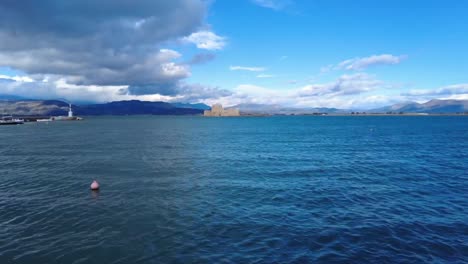 vídeo hiperlapso del mar y el castillo acuático de bourtzi en nafplio, grecia