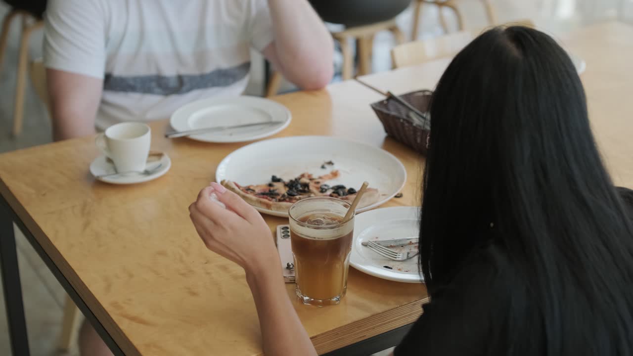 레스토랑에서 피자를 먹는 커플