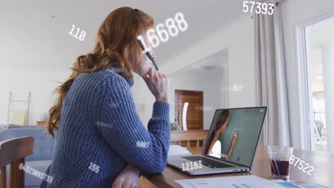 animación de procesamiento de datos sobre mujer caucásica trabajando desde casa, haciendo una videollamada
