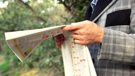 hombre de negocios leyendo el periódico en el jardín