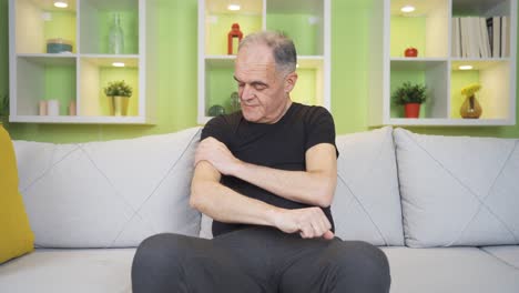 un anciano con dolores musculares.