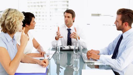 personas de negocios escuchando a su jefe durante la reunión