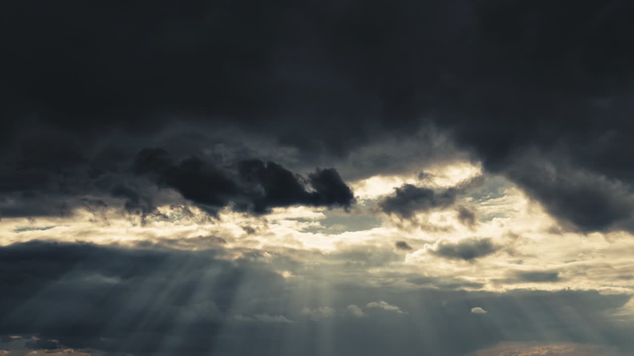 dramático atardecer cielo lapso de tiempo, luz solar brillante y silueta oscura de nubes como fondo, clima extremo