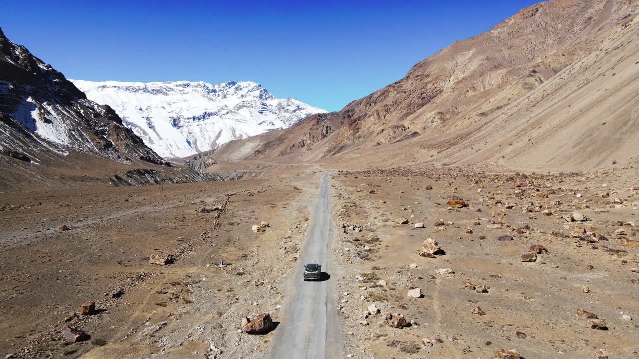 스피티 계곡의 드론 자동차 히마찰 프라데시 모래 산 인도